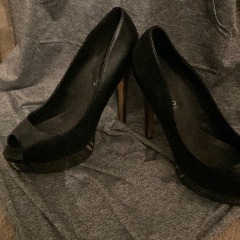 Brought from another posher never wore them hurt my ankle